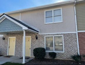 Building Photo - 2 bed 2.5 bath in Stockbridge!