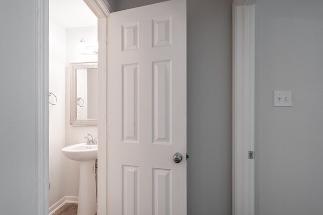 Building Photo - 10019 Lynnwood Dr