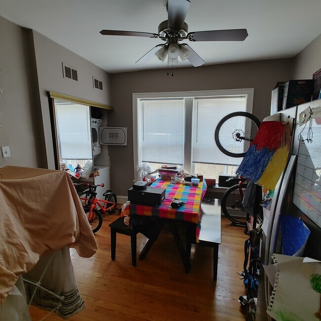 Building Photo - 852 1/2 W Agatite Ave