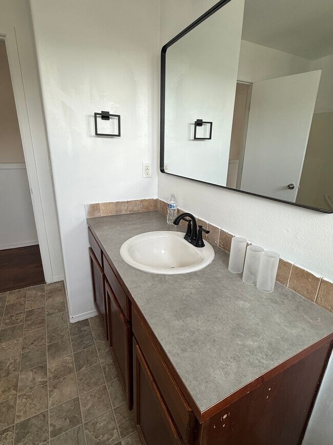 Building Photo - 5 bedroom spanaway home!