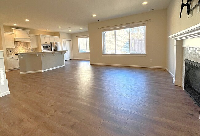 Building Photo - Gorgeous 5-Bedroom Home in University Place!