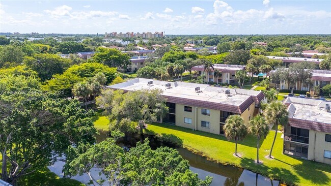 Building Photo - 301 Lakeview Dr