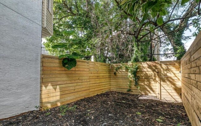 Building Photo - Luxurious 4-Bed/2-Bath Townhome in Cecil B. Moore! Available NOW!