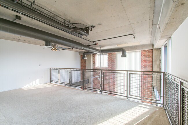 Building Photo - 1 Bed 1.5 Bath Modern Corner Unit Condo in Uptown Dallas!