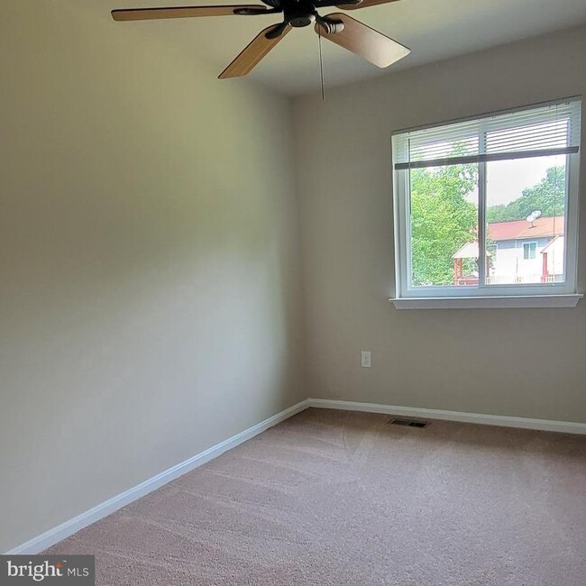 Building Photo - 3096 Heathcote Rd