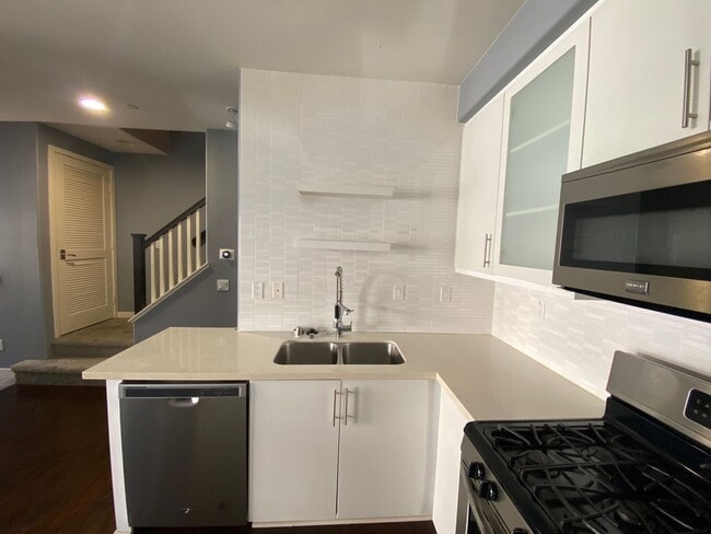 Building Photo - Charming 2-Bed / 2.5-Bath Townhouse in the...