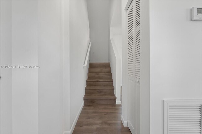 Building Photo - 5610 SW 43rd St