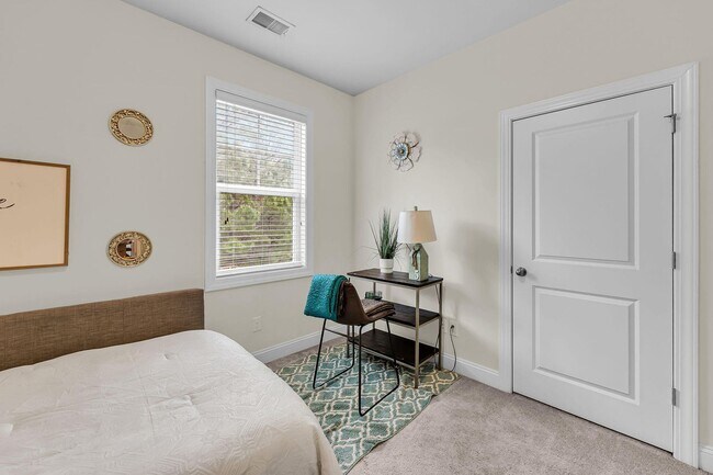 Building Photo - Beautiful 4BR/2.5BA Home in Highly Desirable Park West