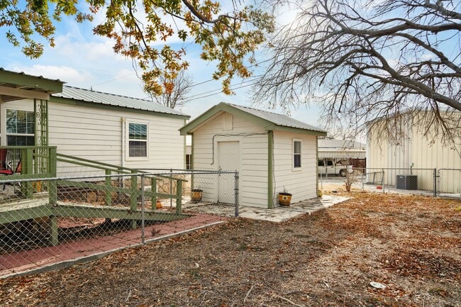 Building Photo - New rental now available in Del Grande!!