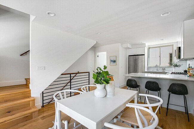 Building Photo - 2Bd/2.25Ba Seattle Townhome