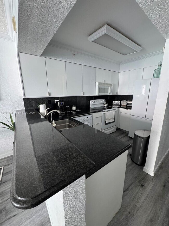 Building Photo - 2501 S Ocean Dr