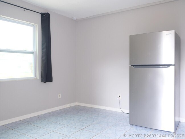Building Photo - 438 Roseland Dr