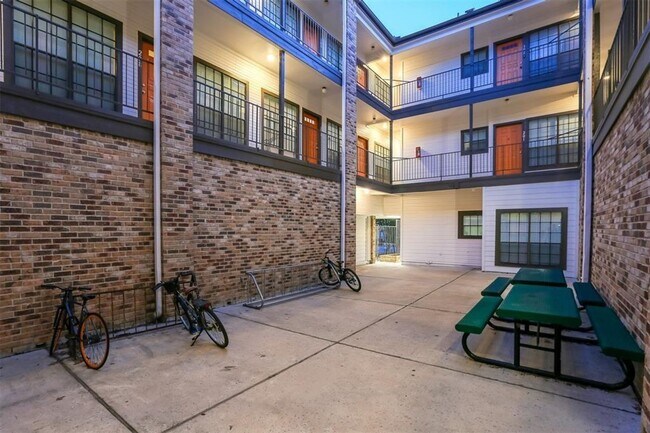 Building Photo - Vanderbilt #106