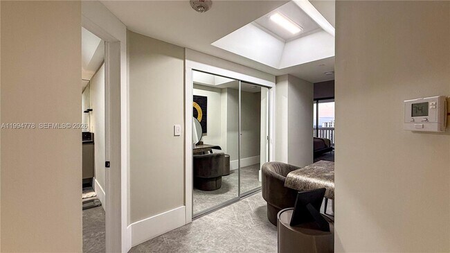 Building Photo - 2000 Island Blvd