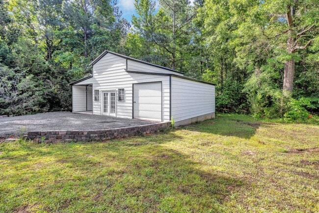 Building Photo - Spacious 5BR House on 2 acres in Chapin!