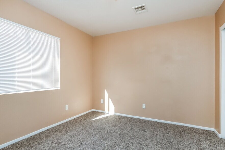 Building Photo - 1002 Emerald Stone Ave