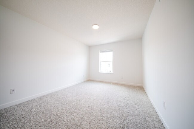 Building Photo - 15004 Ahena Curv