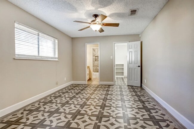 Building Photo - 505 Foxmeadow Ln