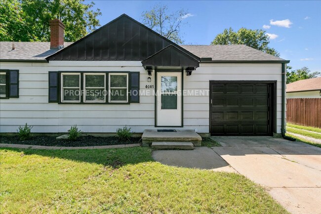 Building Photo - Charming 3 bedroom 1 bath home with 2 gara...