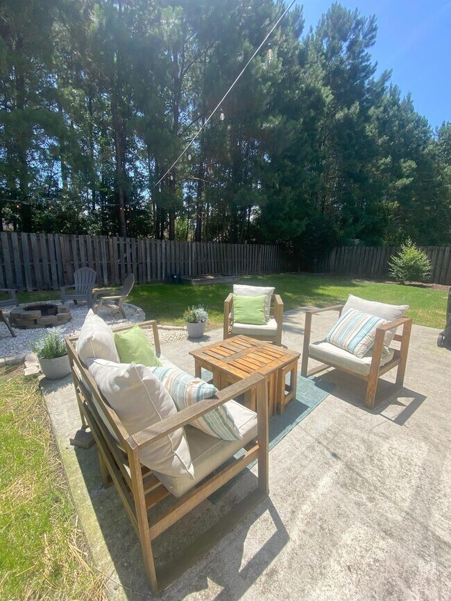 Building Photo - Beautiful 3 Bedroom Home with Fireplace & Private Backyard in Pooler