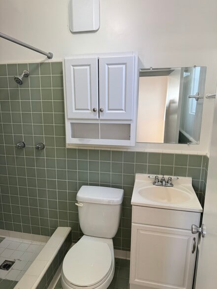 Bath - 414 Monterey Ln