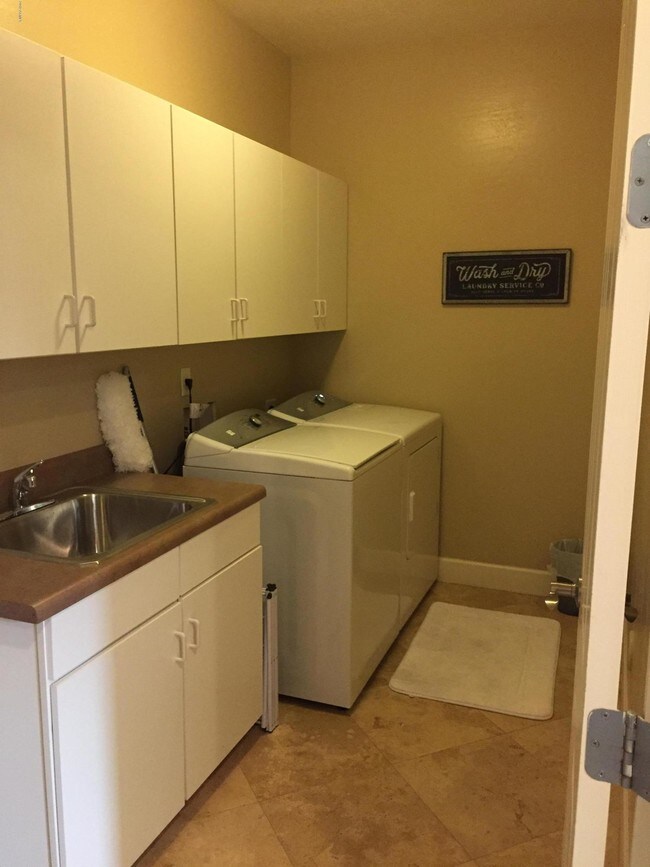 Building Photo - 9715 N Azure Ct