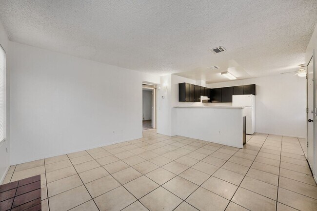 Building Photo - Comfortable First-Floor Condo with Fireplace & Washer/Dryer!