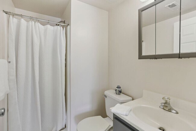 Building Photo - Charming 2 BR/2 BA Condo in Barry Farms!