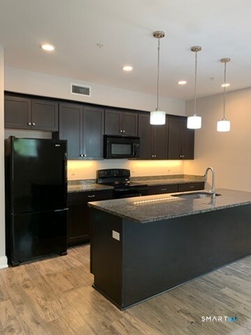 Building Photo - 102 Edgewater Cir