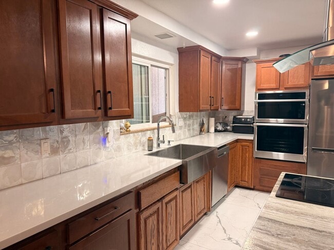 Building Photo - 3-4 bedroom house across from park, available now!