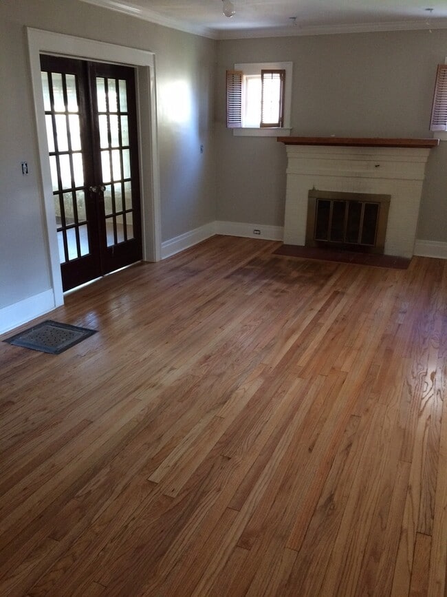 Building Photo - Spacious 4BR 2 Bath Colonial