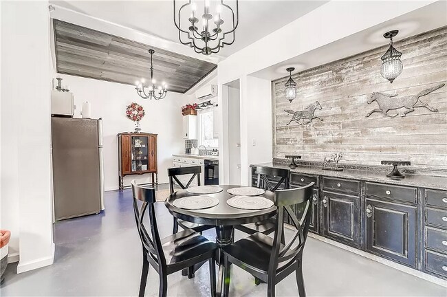 Building Photo - 1312 N Verne St