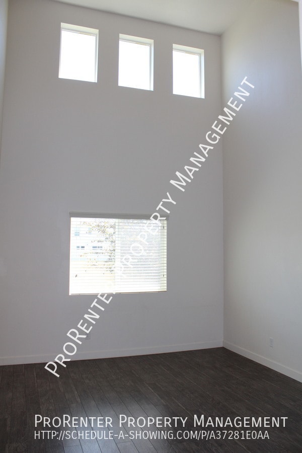 Building Photo - 1045 Stonehaven Dr