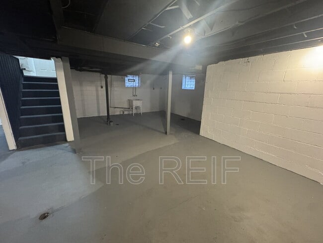 Building Photo - 9365 Birwood St