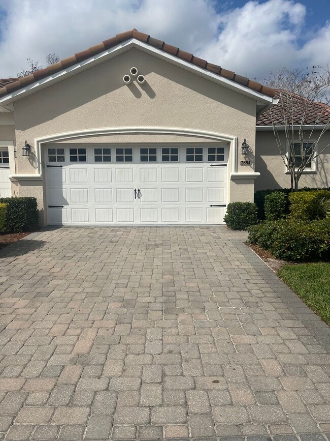 Building Photo - Charming 2-Story End Unit Townhouse in a G...