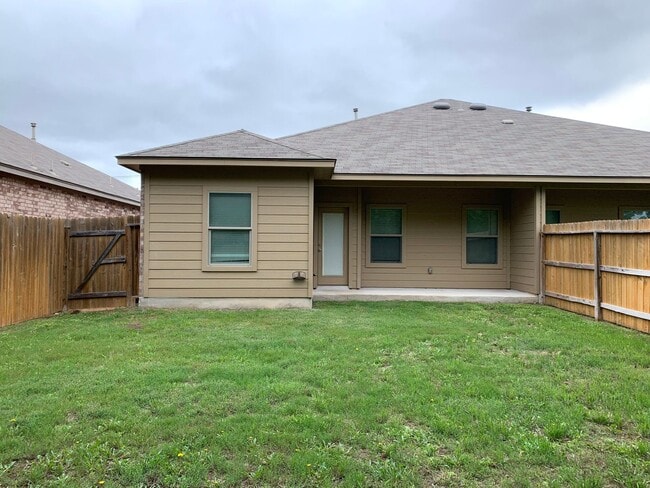 Building Photo - Walk to Historic Gruene / Fridge Included/ Gas Cooking / Fenced in Yard / CISD