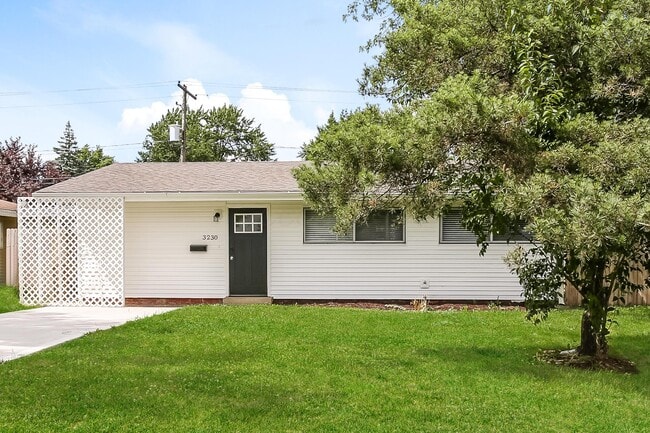 Building Photo - 3230 Vanderberg Ave