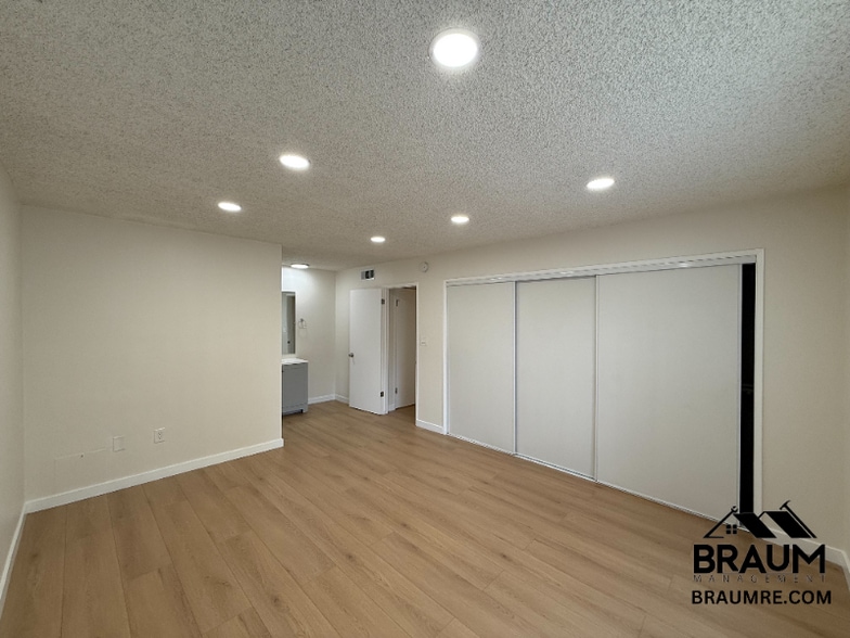 Building Photo - 5461 Kester Ave