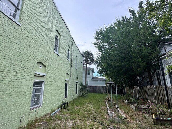 Building Photo - 1153 Walnut St