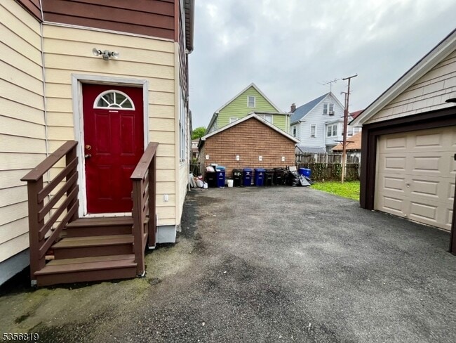 Building Photo - 1329 Alina St
