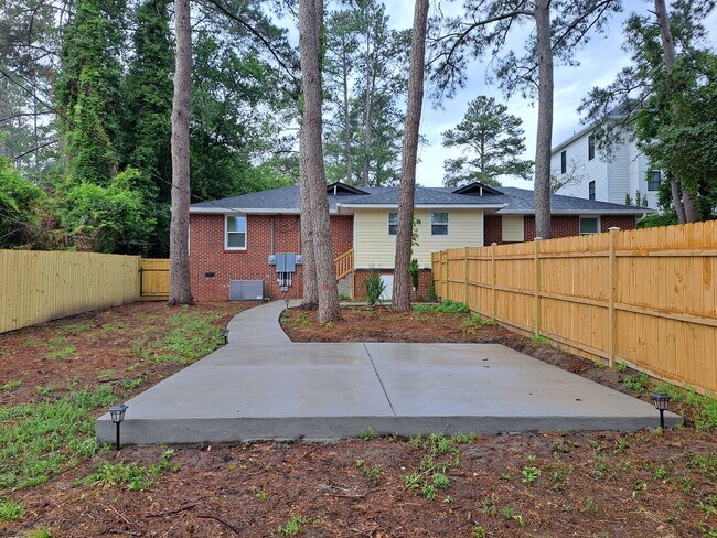 Building Photo - 1450-1452 Brentwood Drive