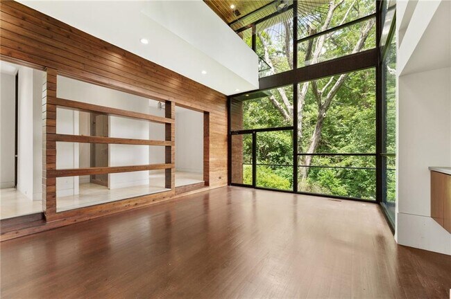 Building Photo - 2105 Fairhaven Cir NE
