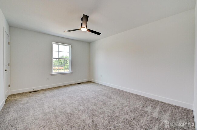 Building Photo - 13 Griffin Ln