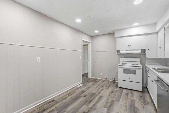 Building Photo - 2822 E Cherry St