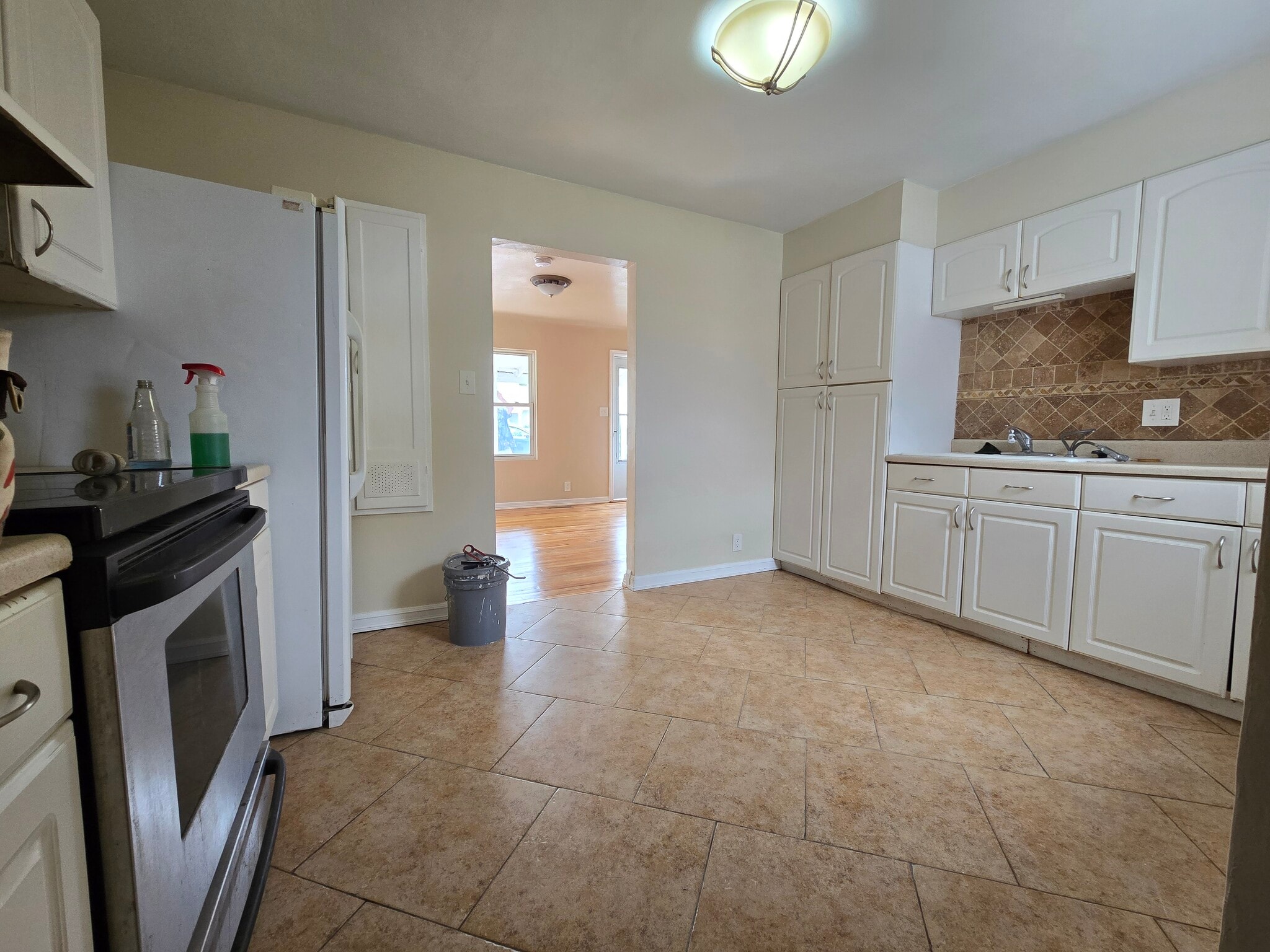 Kitchen, facing the front of the house - 2040 Geneva St