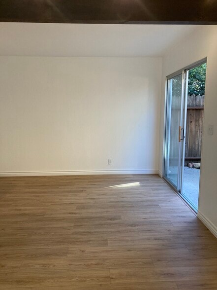 Building Photo - 292 Rossmore Dr