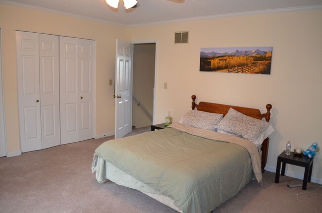 Building Photo - 2 BR Townhouse on the Golf Course