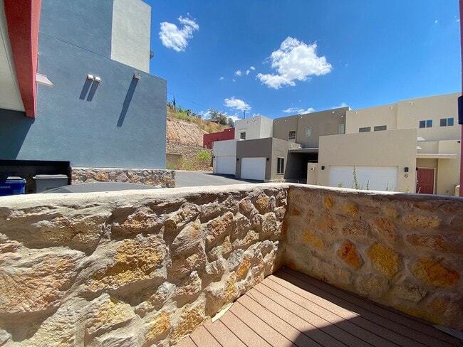 Building Photo - West El Paso 4bed/3.5bath Townhome