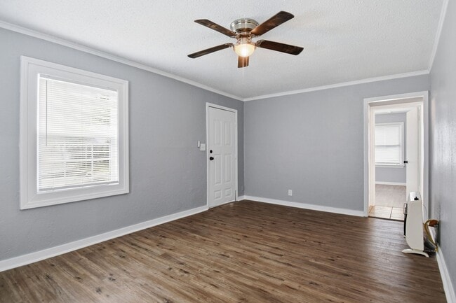 Building Photo - Newly Remodeled | 3 Bed | 1 Bath | Tulsa | Available Now