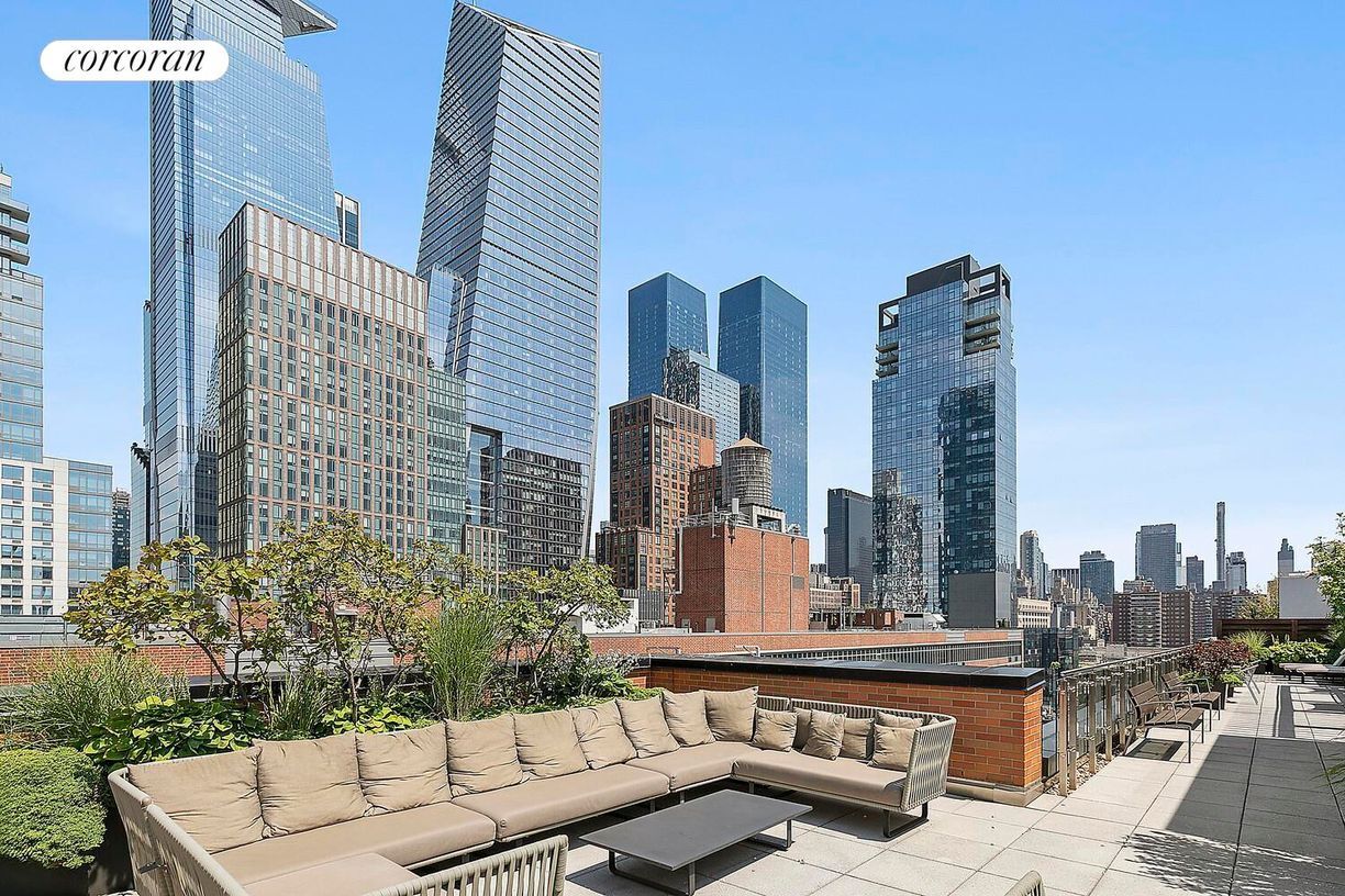 Building Photo - 540 W 28th St